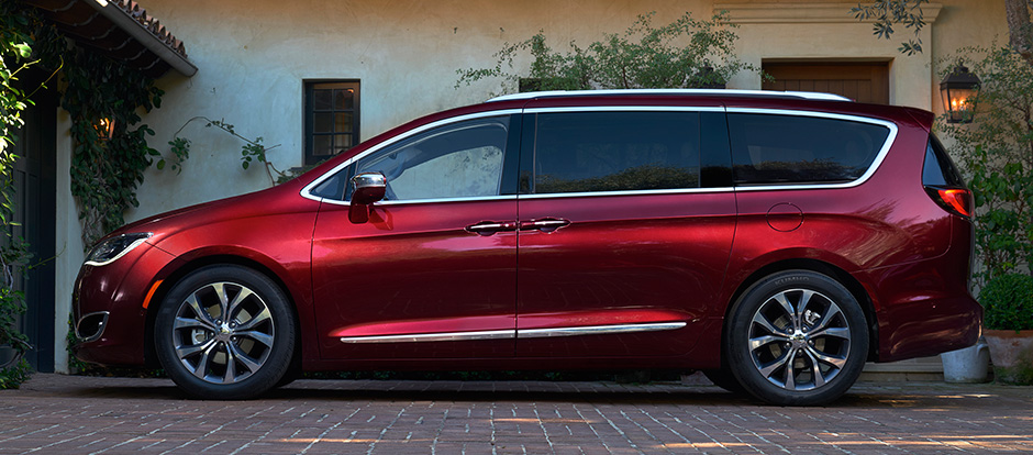 2017-chrysler-pacifica-exterior-side-view